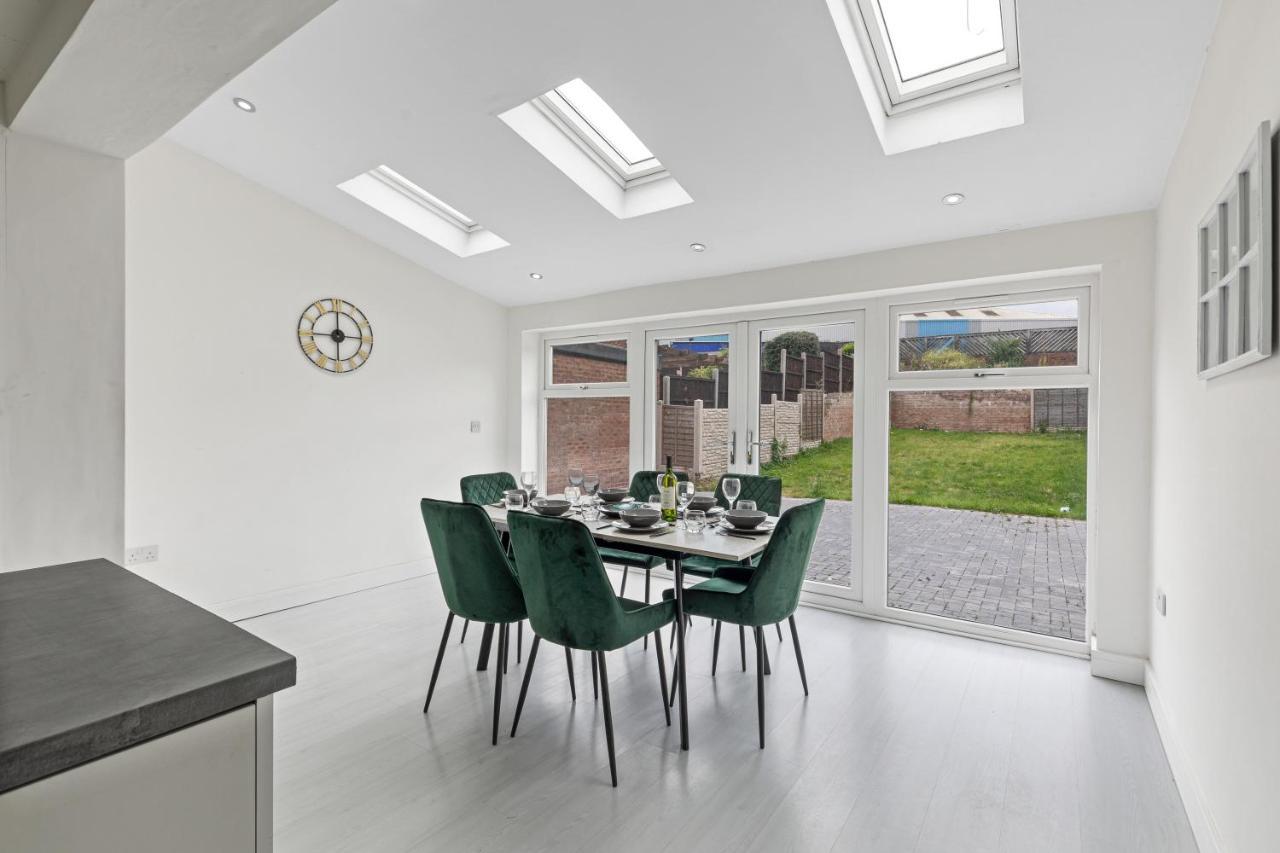 Tipton 3 Bedroom House Garden Sleeps 7 - Jrr Stays Coseley Kültér fotó