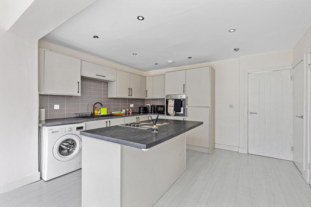 Tipton 3 Bedroom House Garden Sleeps 7 - Jrr Stays Coseley Kültér fotó