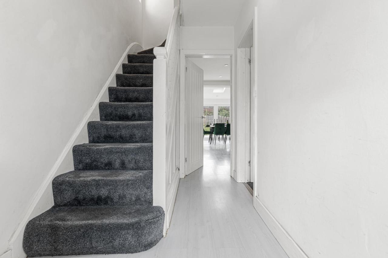 Tipton 3 Bedroom House Garden Sleeps 7 - Jrr Stays Coseley Kültér fotó